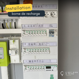 Borne et prise de recharge electrique   C'est rien à faire Servian 00014