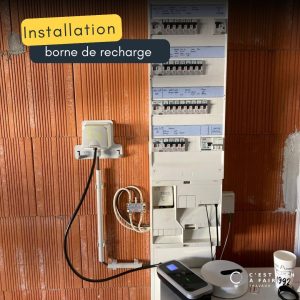 Borne et prise de recharge electrique   C'est rien à faire Servian 00017